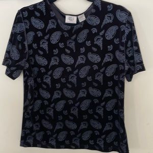 Like new black Valore top with design detail in excellent condition